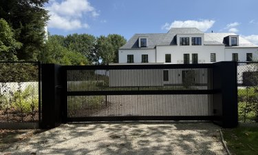Aluminium schuifpoort met latjes en middenbalk — Hasselt